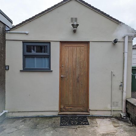 Swan Lake Lodge & Free Parking Cardiff Exterior foto